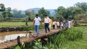 गुदड़ी के सुदूरवर्ती गाँव मे विधायक और उपायुक्त 